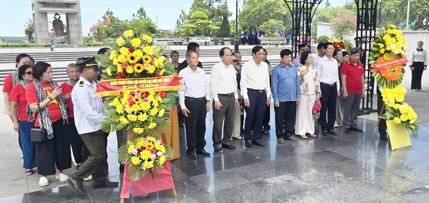 Đoàn công tác của Trung ương Hội Người cao tuổi Việt Nam đã thành kính dâng hương, dâng hoa tưởng niệm các anh hùng liệt sĩ đã hy sinh tại Nghĩa trang đường 9