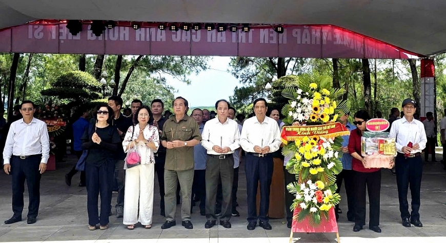 Đoàn công tác của Trung ương Hội Người cao tuổi Việt Nam đã thành kính dâng hương, dâng hoa tưởng niệm các anh hùng liệt sỹ Nghĩa trang Trường Sơn.