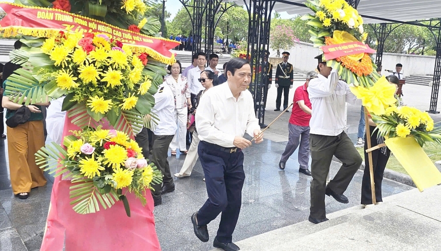 Đoàn tiến hành dâng hương tại Nghĩa trang đường 9