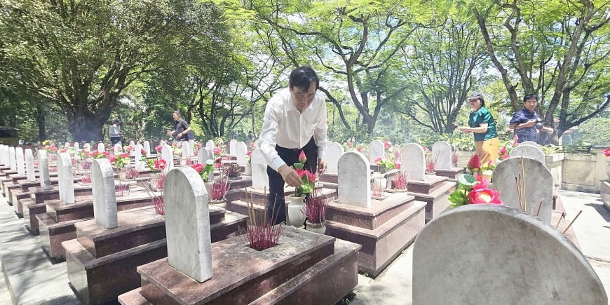 Chủ tịch Hội NCT Việt Nam Trần Thanh Bình Thắp hương tại mộ các liệt sỹ tại Nghĩa trang Trường Sơn