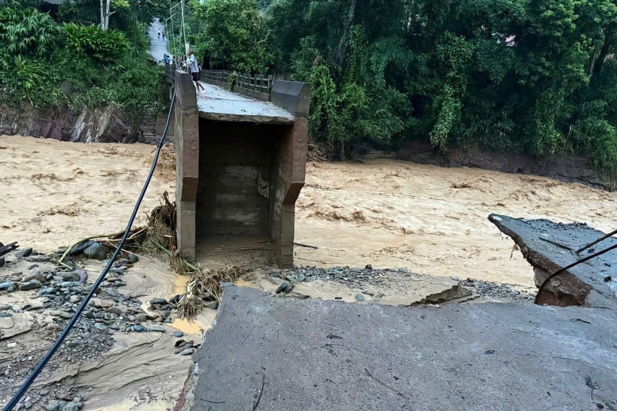 Giao thông tê liệt khín Nhôn Mai không thể tiếp cận với nguồn cứu trợ