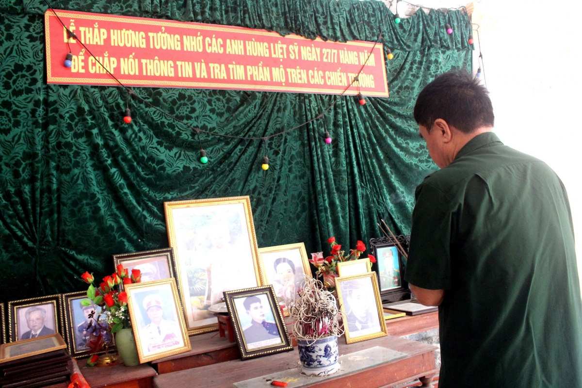 Người cựu binh thắp nén nhang lên bàn thờ chung các đồng đội được lập ngay trong tư gia ông Chớ.
