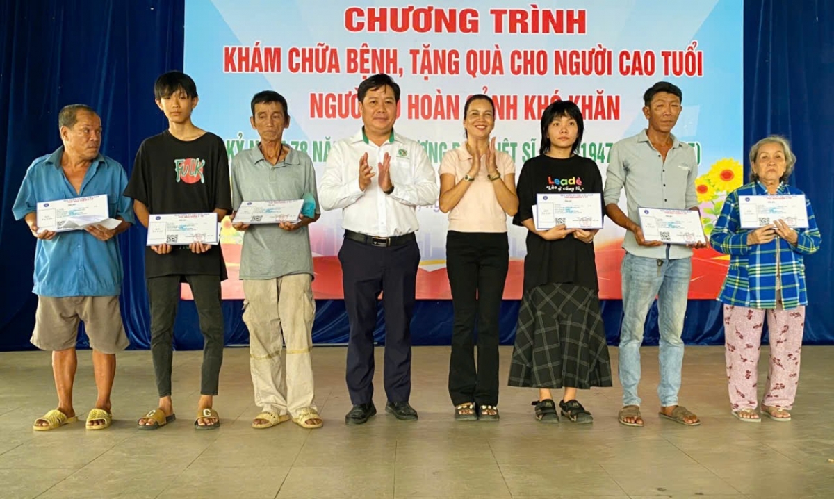 Ths.Nguyễn Anh Cường,  Phó Trưởng phòng CTXH, bệnh viện Lê Văn Thịnh trao tặng thẻ BHYT cho người dân có hoàn cảnh khó khăn
