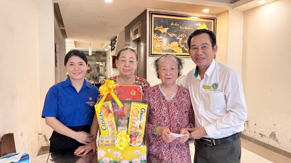 Giám đốc Bệnh viện Lê Văn Thịnh, BS.CKII Trần Văn Khanh thăm và tặng quà gia đình thương bệnh binh 