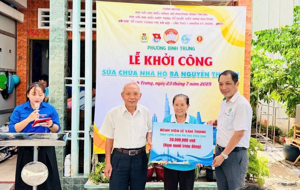 BS.CK II Nguyễn Duy Tài, Phó Giám Đốc bệnh viện Lê Văn Thịnh trao 50 triệu cho gia đình thương bệnh binh khó khăn sửa nhà 