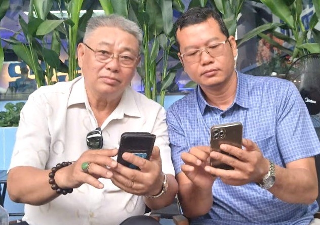 Người cao tuổi lướt Facebook tìm nhu yếu phẩm