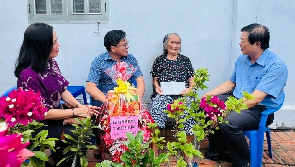 Thăm gia đình chính sách bà Phạm Thị Mảnh bị địch bắt tù đày trong cuộc kháng chiến chống Mỹ