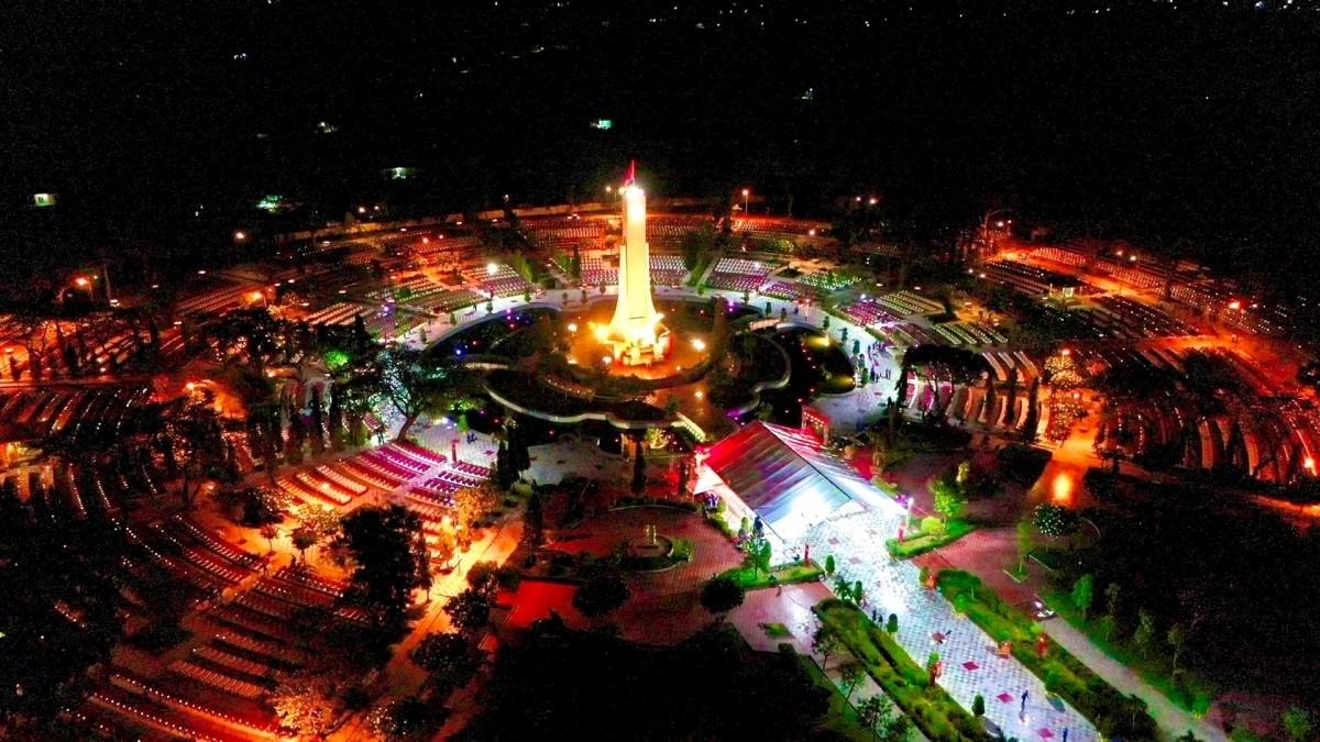 Thắp nến tri ân tại Nghĩa trang liệt sỹ 78 năm  ngày Thương binh - Liệt sĩ