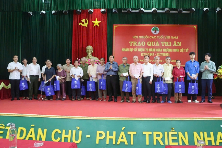 Hội Người cao tuổi Việt Nam tặng quà người có công và ủng hộ đồng bào vùng lũ tại Nghệ An