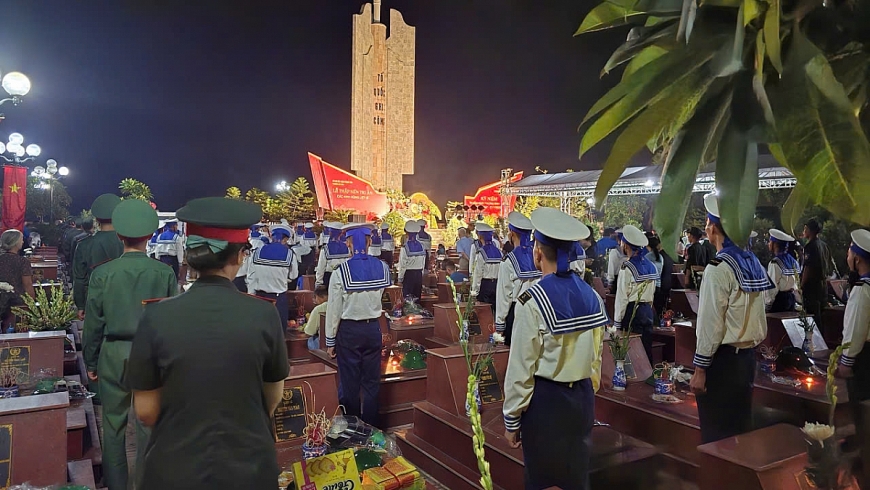 Toàn cảnh tại lễ thắp nến tri ân các anh hùng liệt sĩ tại Nghĩa trang liệt sĩ Cộng Hòa, phường Hiệp Hòa