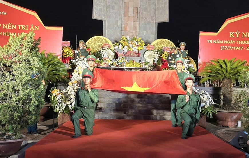 Đội nghi lễ trong lễ chào cờ và tưởng niệm các liệt sỹ tại nghĩa trang Liệt sỹ Cộng Hòa, Phường Hiệp Hòa