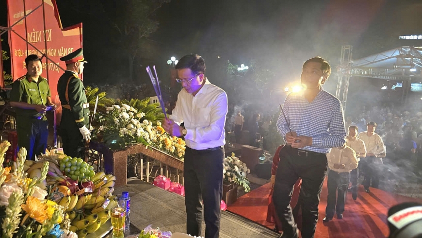 Các đồng chí lãnh đạo tỉnh Quảng Ninh  dâng hương tại đài tưởng niệm các anh hùng liệt sỹ tại nghĩa trang Liệt sỹ Cộng Hòa