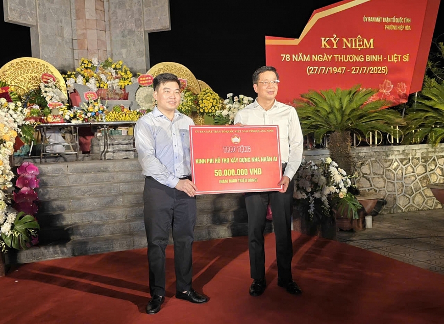 Đồng chí Nguyễn Văn Hồi, Chủ tịch UBMT Tổ quốc Việt Nam tỉnh Quảng Ninh trao tặng 50 triệu đồng kinh phí xây dựng nhà nhân ái cho phường  Hiệp Hòa