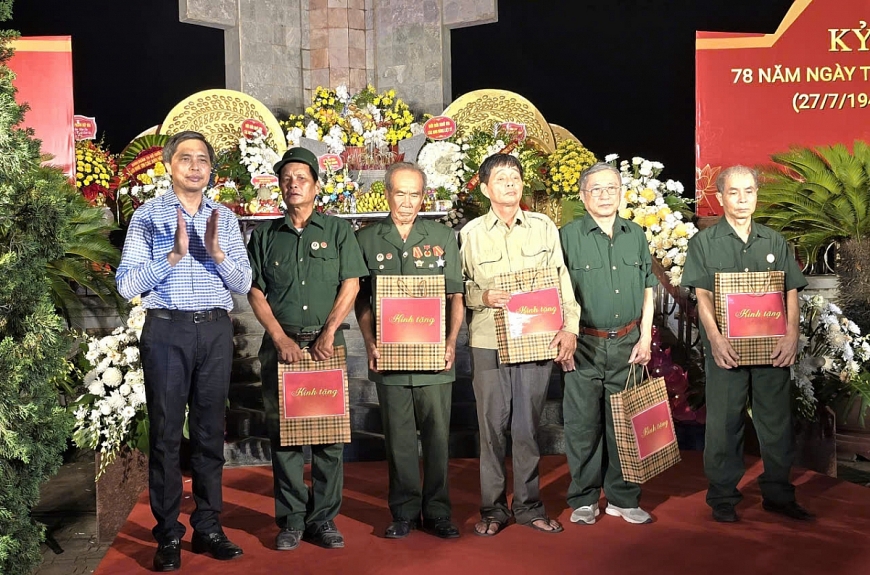 Đồng chí Vũ Văn Diện, Phó Chủ tịch Thường trực UBND tỉnh Quảng Ninh trao qua cho các đồng chí thương binh của phường Hiệp Hòa 