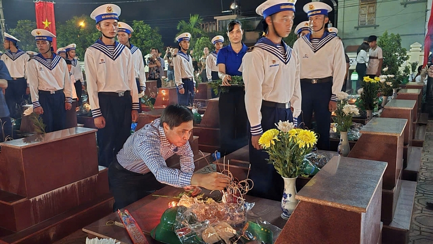  Các đồng chí  lãnh đạo tỉnh, cùng  thân nhân các liệt sĩ và nhân dân trên địa bàn  thắp nến, dâng hương hòa  tri ân các anh hùng liệt sĩ