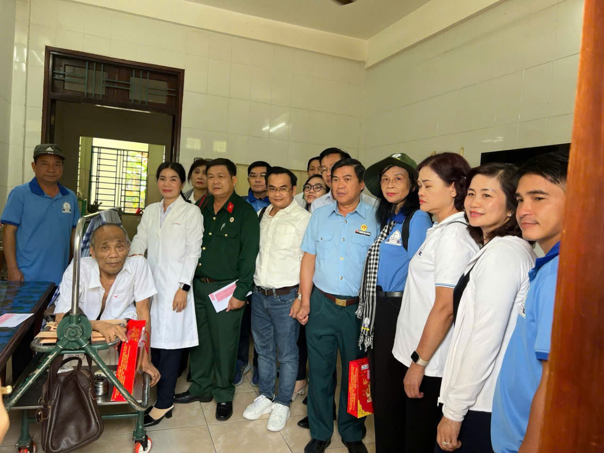 Thăm hỏi và tặng quà cho người có công tại Long Đất, TP. Hồ Chí Minh