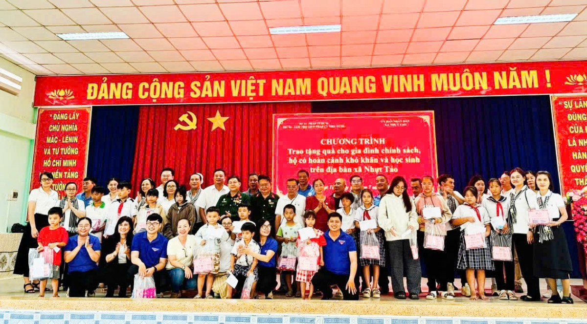 Trao tặng quà cho các em học sinh xã Nhựt Tảo, tỉnh Tây Ninh