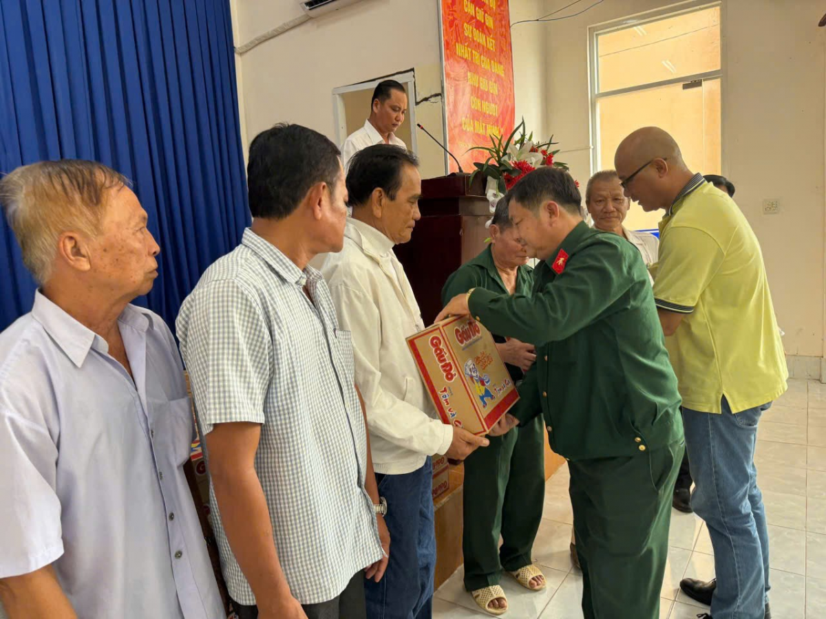 Trao tặng quà cho gia đình chính sách