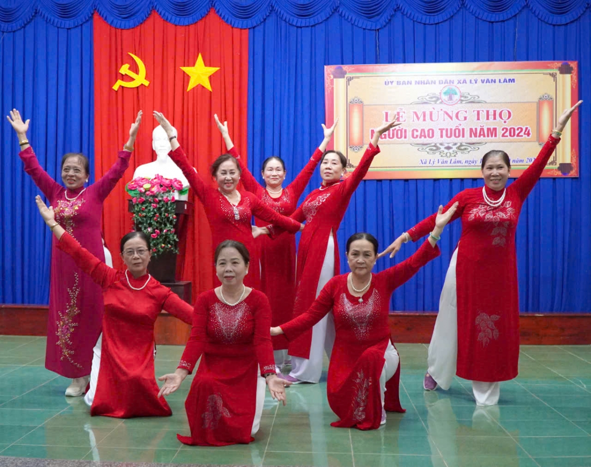 Văn nghệ tại buổi mừng thọ người cao tuổi trên địa bàn tỉnh Cà Mau