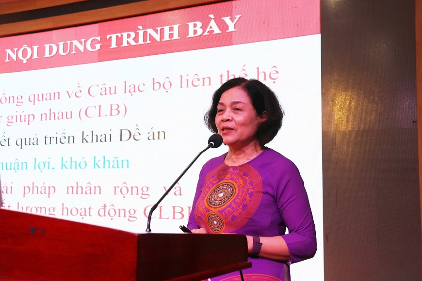 Bà Nguyễn Thị Tư - UVBTV, Phó Trưởng Ban Phát huy vai trò NCT trình bày nội dung về phương pháp nhân rộng mô hình CLB Liên thế hệ tự giúp nhau