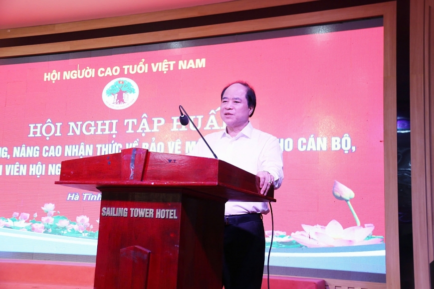 Ông Trương Xuân Cừ - Phó Chủ tịchThường trực Trung ương Hội NCT Việt Nam phát biểu tại hội nghị