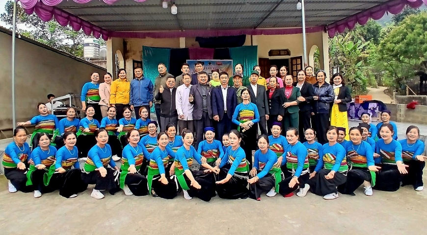 Các thành viên CLB LTHTGN khu phố Chu chụp ảnh lưu niệm với các đại biểu.