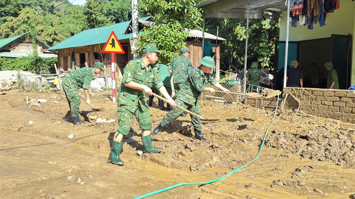 Đồn Biên phòng Na Ngoi và người dân xã Na Ngoi giúp các hộ dân khắc phục hậu quả do cơn bão số 3 gây ra