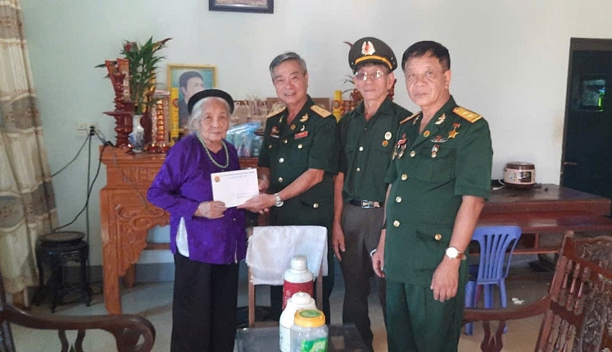 Ông Nguyễn Xuân Dĩnh (thứ 3 từ phải sang) trao quà tri ân Mẹ Việt Nam anh hùng.