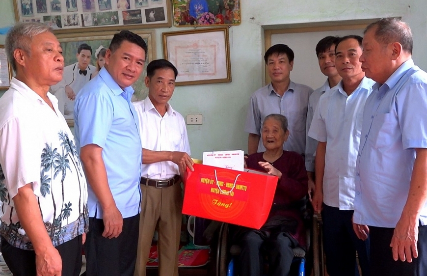 Tặng quà NCT hoàn cảnh khó khăn tỉnh Bắc Ninh nhân dịp Tết Nguyên đán Ất Tỵ 2025.