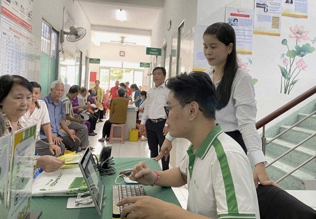 Xã Tân Nhựt thường xuyên phối hợp với các đơn vị tổ chức khám bệnh, cấp thuốc miễn phí cho người cao tuổi, người có hoàn cảnh khó khăn.