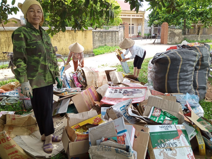 Bà Nguyễn Thị Sen thu gom phế liệu, bán lấy tiền giúp đỡ các gia đình có hoàn cảnh khó khăn.