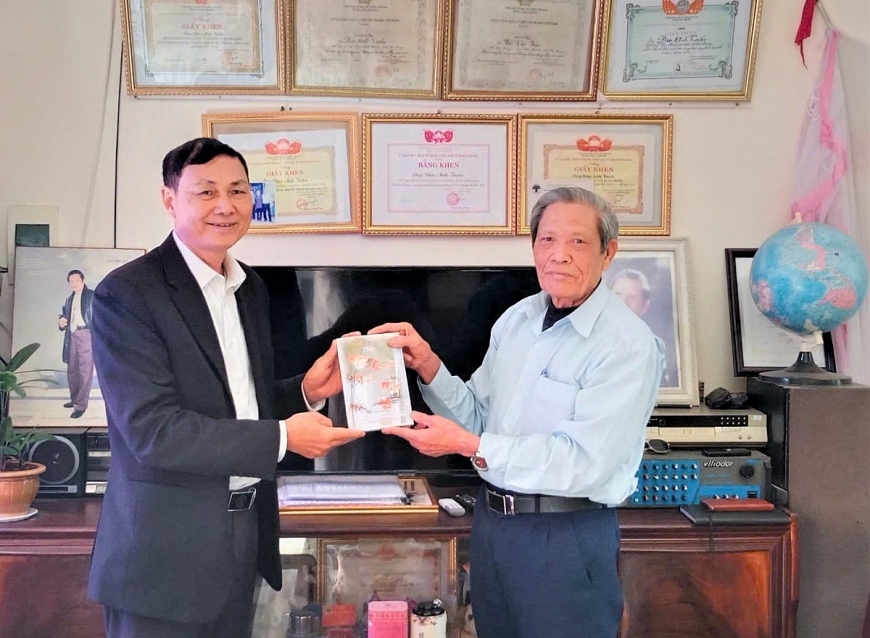 Ông Đào Anh Tuấn tặng thơ cho nguyên lãnh đạo Hội NCT huyện Ninh Giang cũ. 