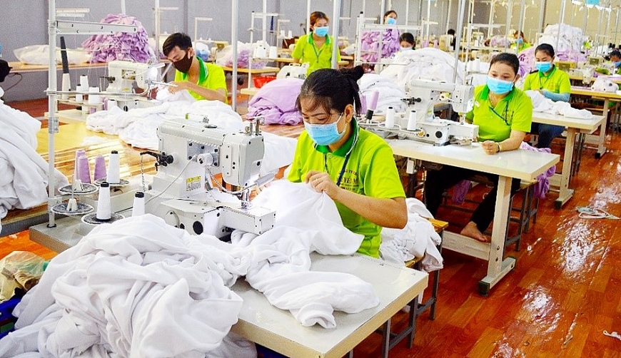 Công nhân may đã trở lại làm việc tại doanh nghiệp ở huyện Châu Phú, tỉnh An Giang.