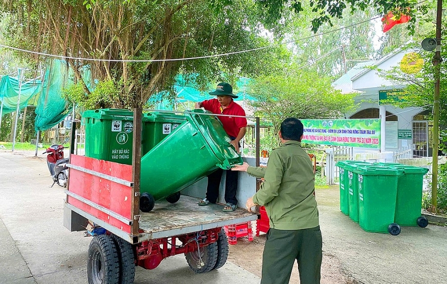 Cấp phát thùng đựng rác nơi công cộng.