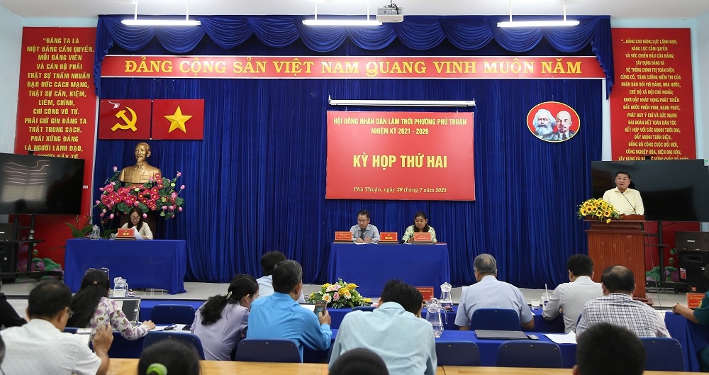 Ông Lê Lợi, Phó Bí thư Đảng ủy, Chủ tịch UBND phường Phú Thuận trả lời ý kiến, kiến nghị của cử tri trước kỳ họp thứ Hai