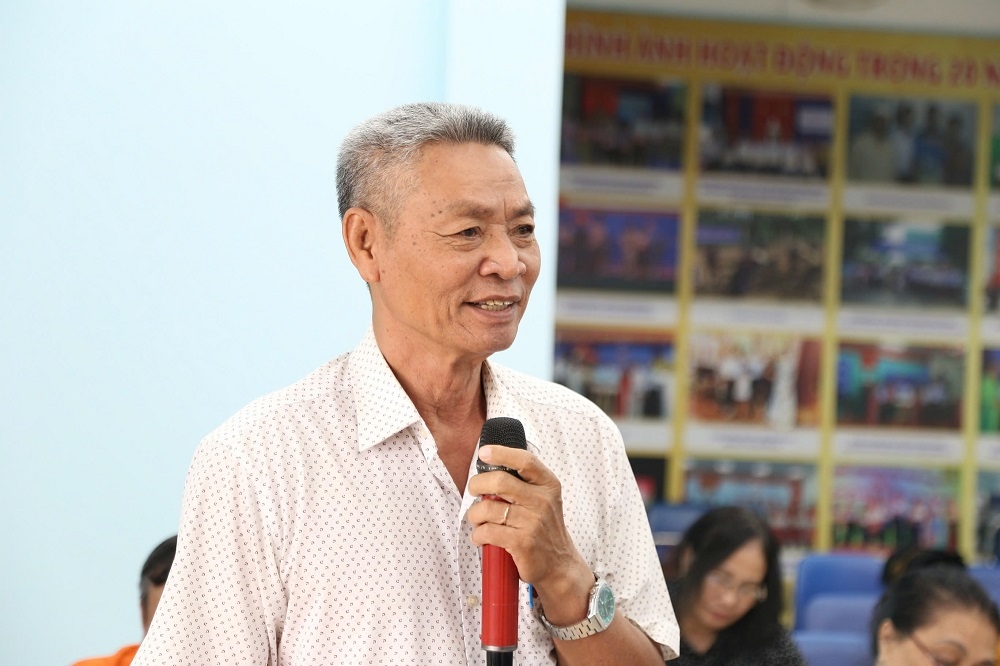 Ông Nguyễn Hữu Phức, Bí thư Chi bộ Khu phố 5, phường Phú Thuận phát biểu tại kỳ họp