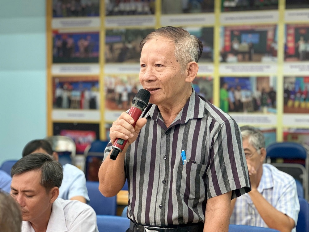 người cao tuổi đóng góp ý kiến tại kỳ họp HĐND phường Phú Thuận