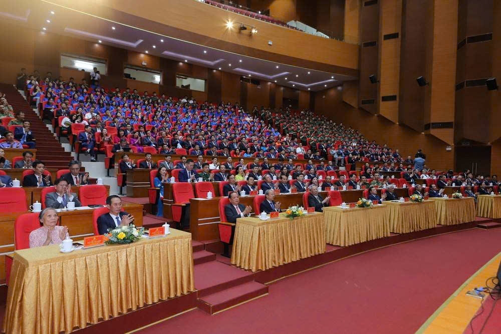 Các đồng chí lãnh đạo tỉnh và đại biểu dự buổi tọa đàm.