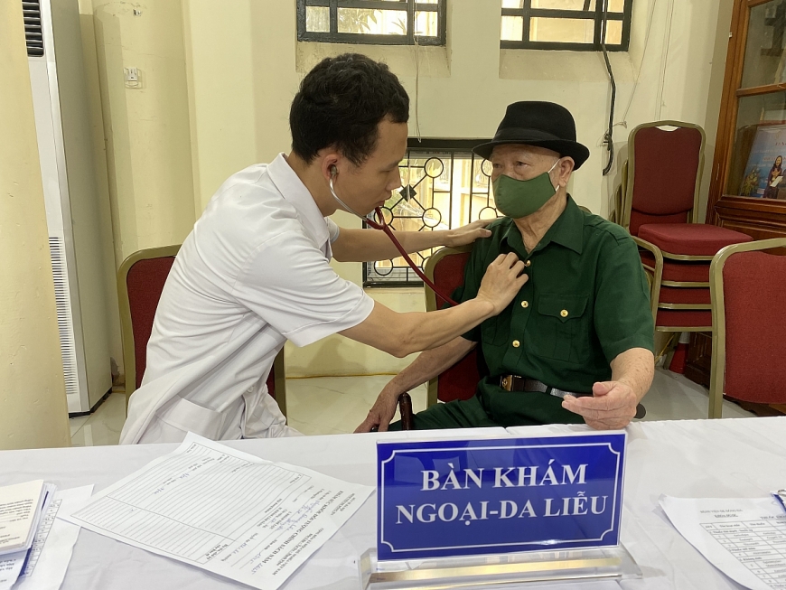 Bệnh viện Đa khoa Đống Đa chăm sóc sức khỏe cho 150 đối tượng chính sách nhân kỷ niệm Ngày Thương binh - Liệt sĩ