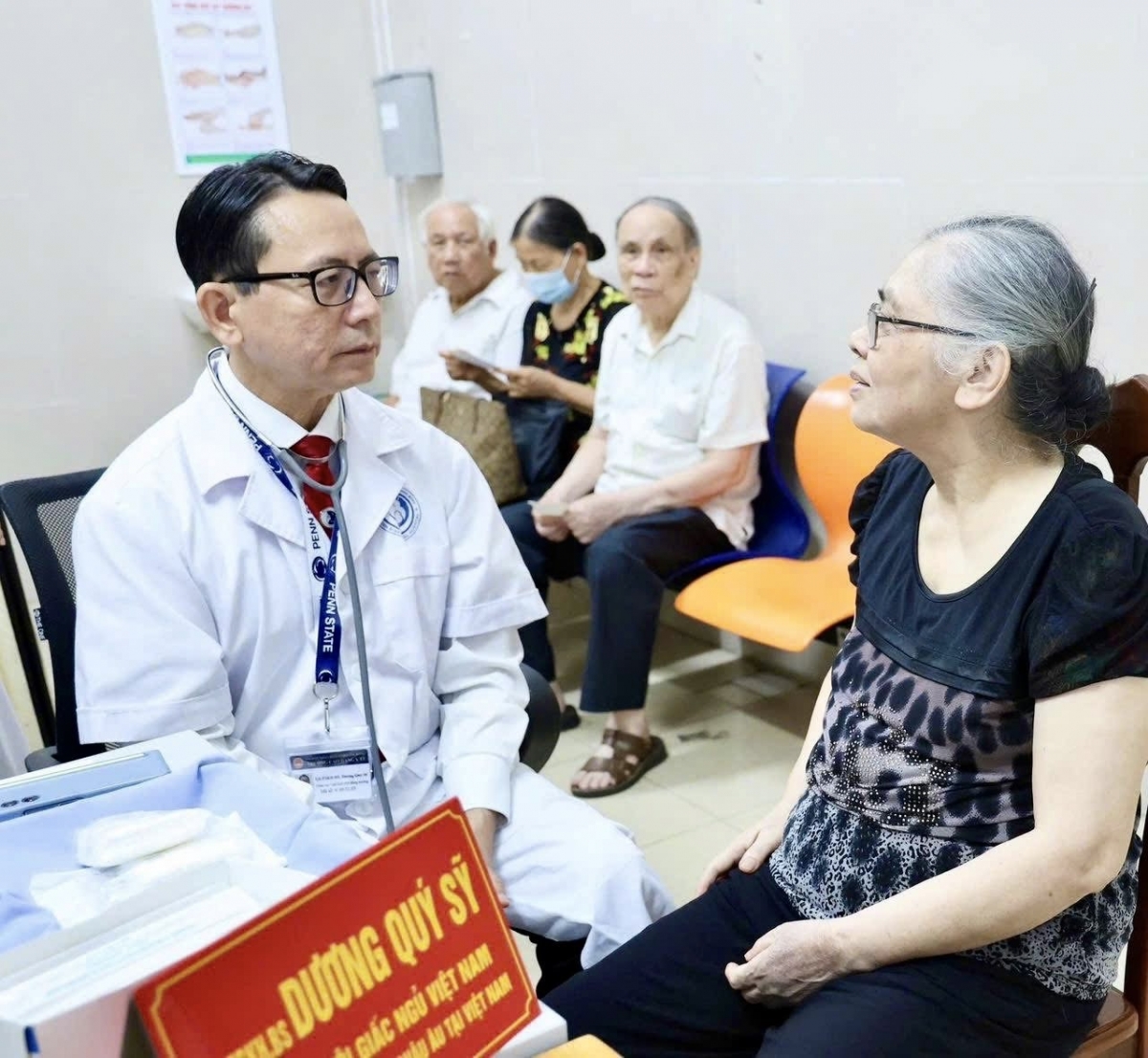 GS.TSKH.BS. Dương Quý Sỹ - Chuyên gia đầu ngành về Y học giấc ngủ, Hô hấp và Miễn dịch - Dị ứng  trực tiếp khám, tư vấn bệnh lý giấc ngủ cho bệnh nhân