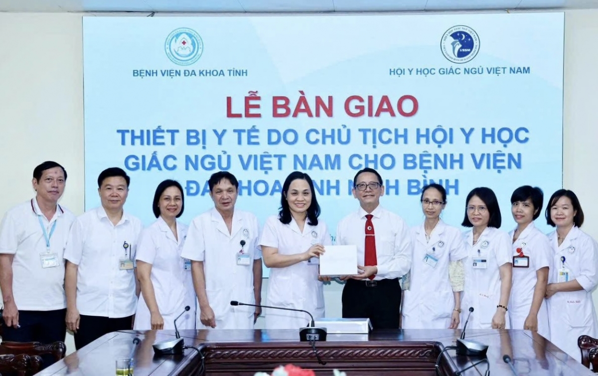 Đội ngũ y, bác sĩ Bệnh viện đa khoa tỉnh Ninh Bình tiếp nhận thiết bị y tế phục vụ điều trị bệnh lý giấc ngủ