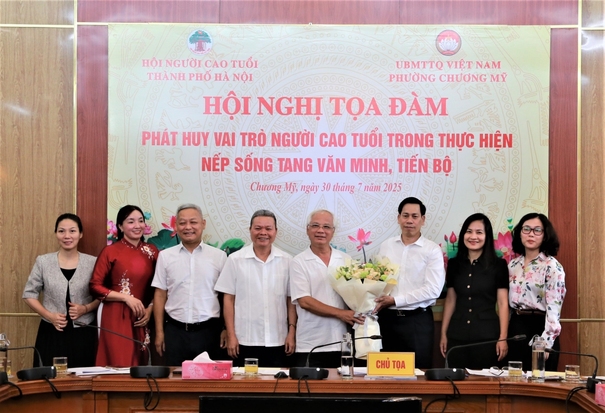 Lãnh đạo xã Chương Mỹ tặng hoa chúc mừng Hội nghị