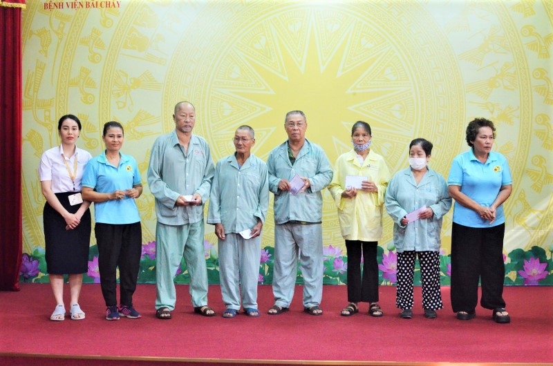 Tặng quà NCT hoàn cảnh khó khăn tỉnh Quảng Ninh nhân Tháng hành động vì NCT Việt Nam