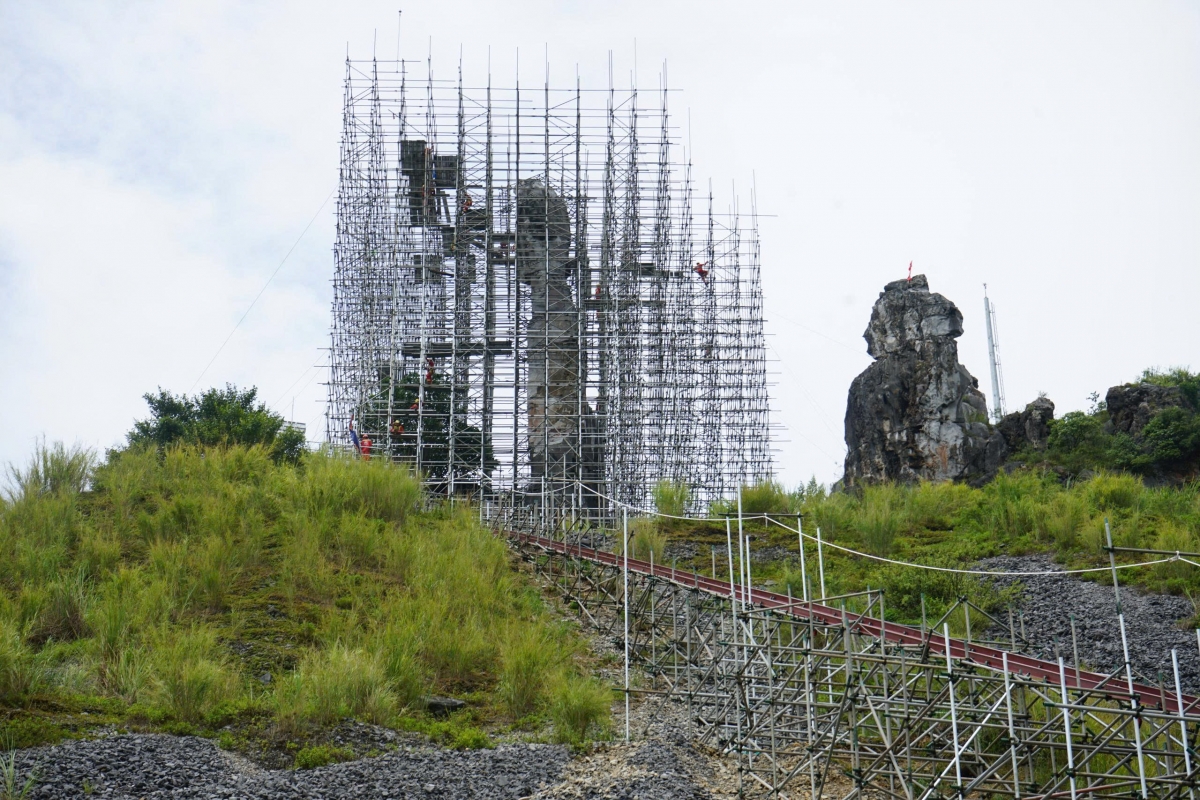 Thanh Hóa: Dự án gia cố công trình cứu Hòn Vọng Phu trên đỉnh núi