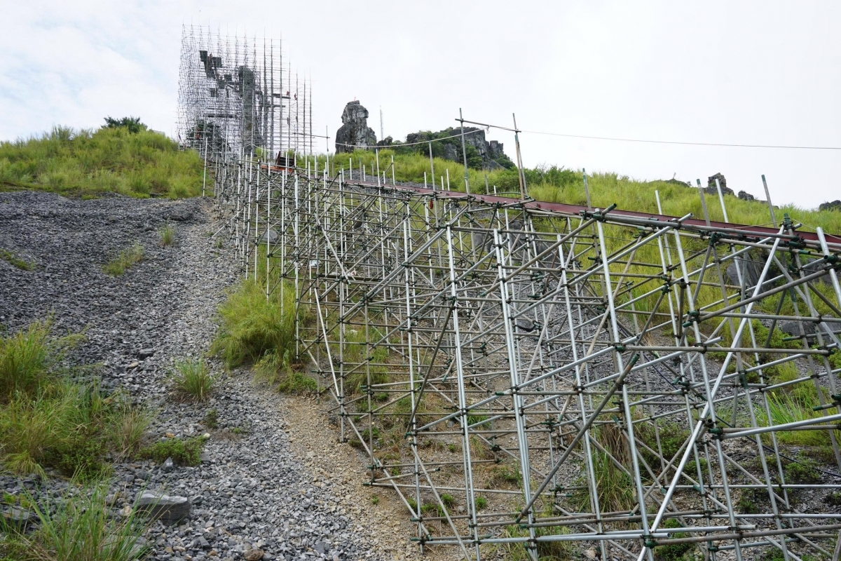 Thanh Hóa: Dự án gia cố công trình cứu Hòn Vọng Phu trên đỉnh núi