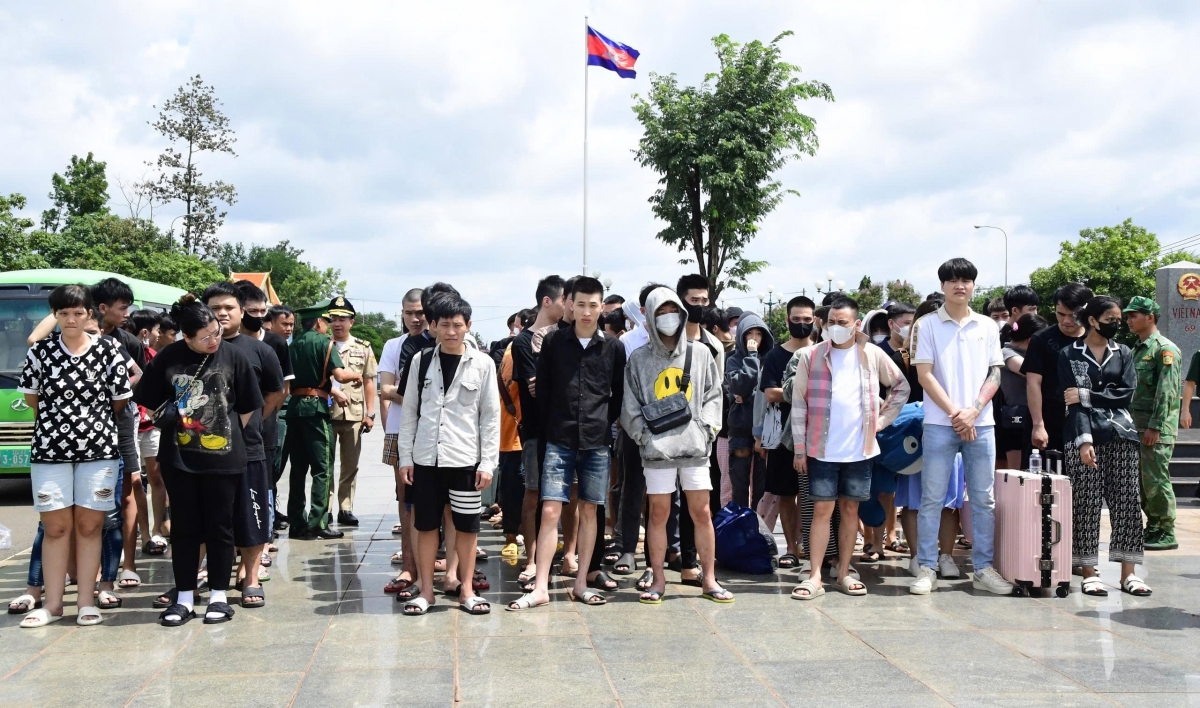 85 công dân được phía Campuchia bàn giao tại Cửa khẩu Quốc tế Hoa Lư