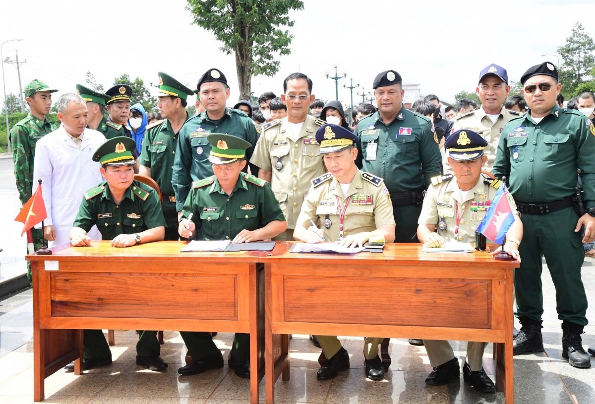 Cơ quan chức năng hai nước thực hiện các thủ tục bàn giao