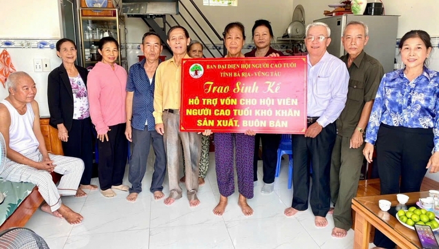 Trao sinh kế cho NCT có hoàn cảnh khó khăn