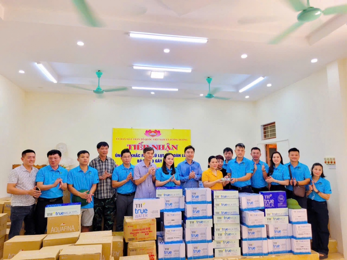 CLB Tennis báo chí Nghệ An đã đóng góp và kêu gọi  để ủng hộ bà con vùng lũ Tuong Dương