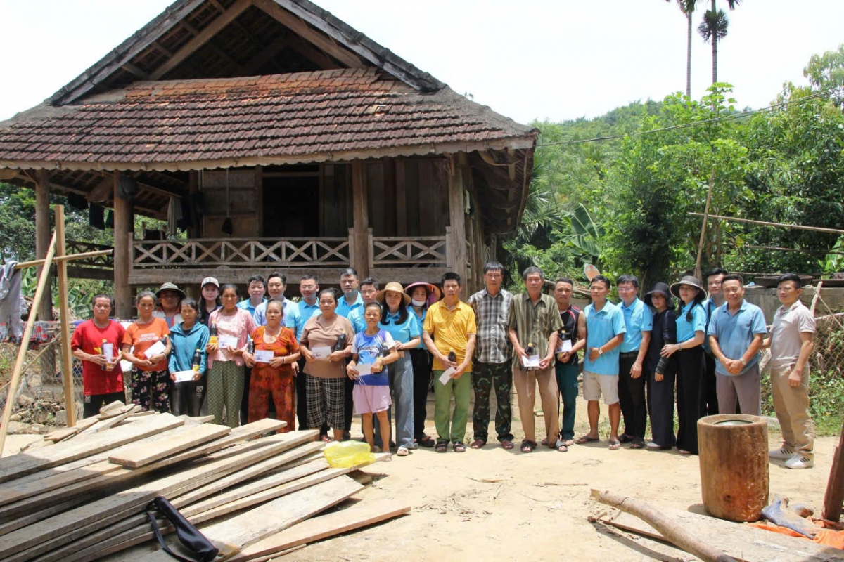 CLB Tennis báo chí Nghệ An đã trao tận tay bà con những món quà của các mạnh thường quân